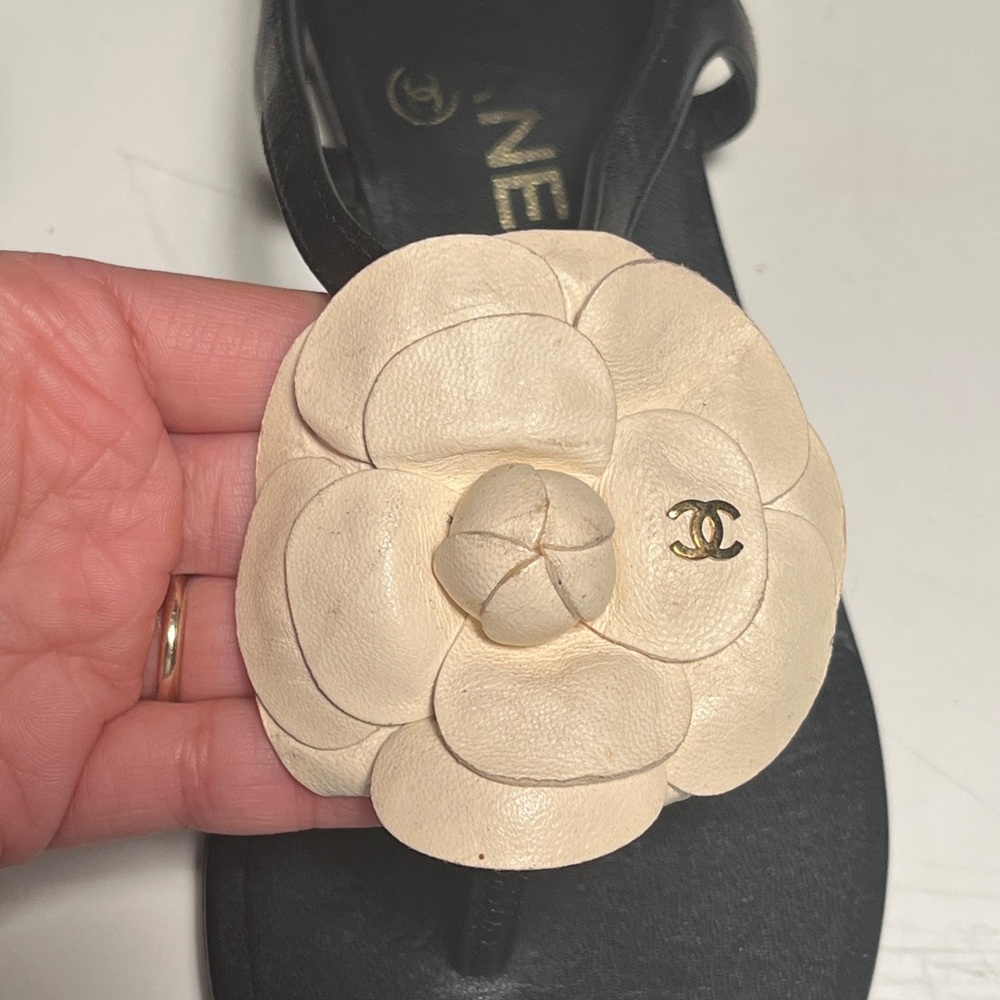 CHANEL Black Sandals with Cream Floral Accent - Picture 3 of 9